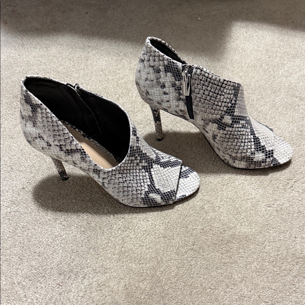 NWOB Vince Camuto Careeta Snake Print Peep Toe Booties - 6.5 - Picture 6 of 16